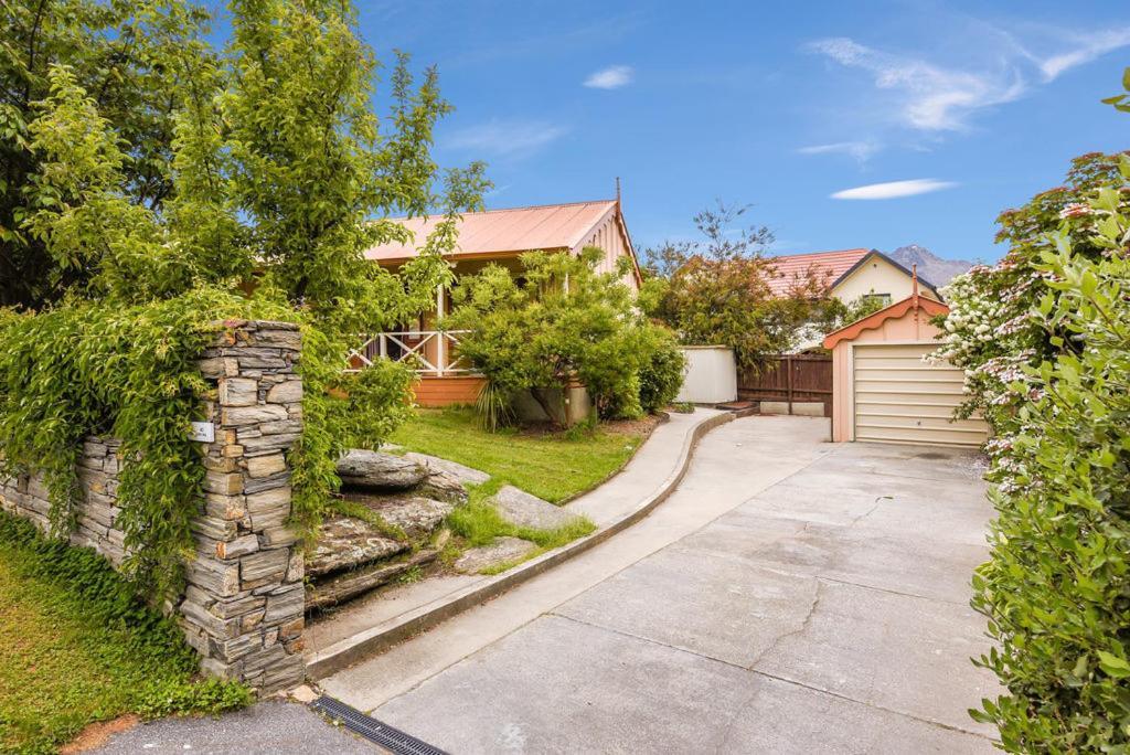 Central Peach - Queenstown Holiday Home Exterior photo